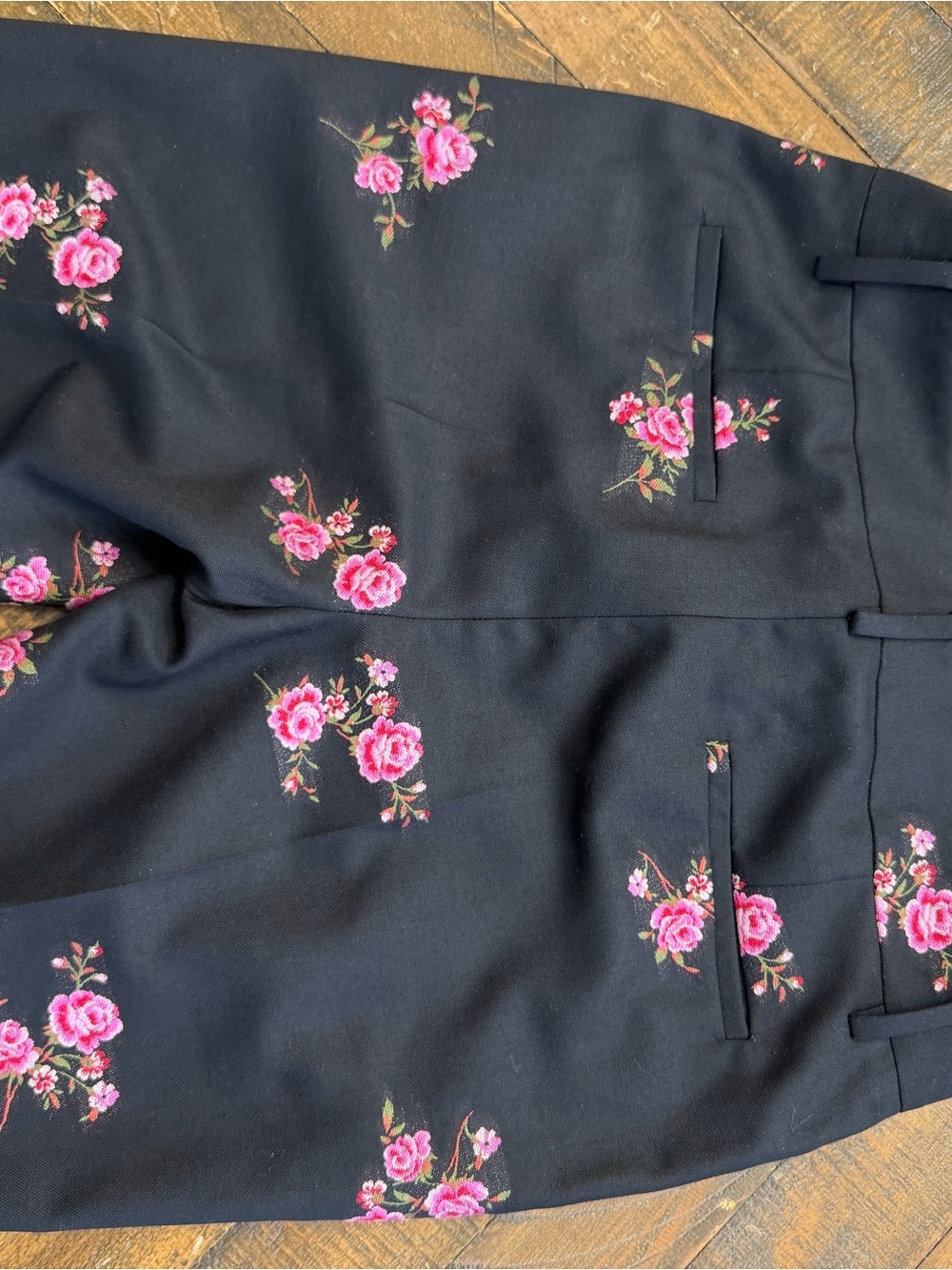 RED Valentino floral-appliquéd wool-blend twill tapered pants in black and pink - Picture 9 of 11